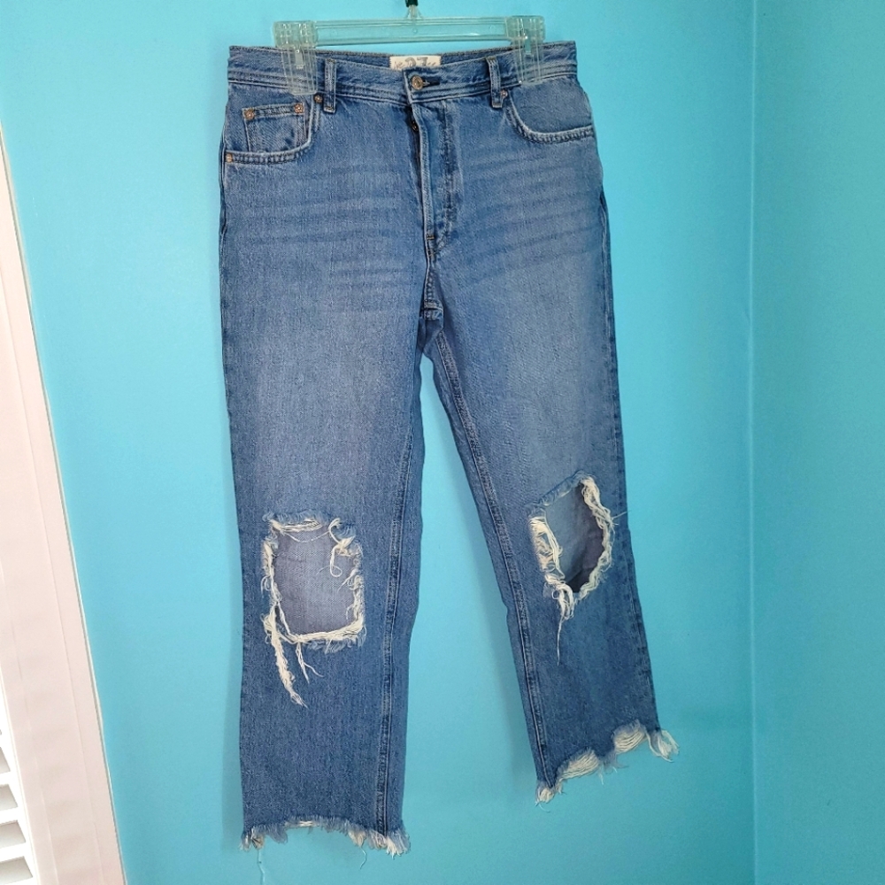 We The Free Maggie Straight Distressed Light Wash Jeans Sz. 27